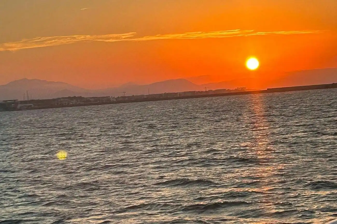 Valencia: Bootstour bei Sonnenuntergang mit dem Katamaran, València, Spanien, Valencia Pass.