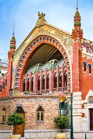 Entdecken Sie den lebendigen Mercado de Colón mit einer geführten Tour in Valencia - Erkunden Sie einzigartige Erlebnisse mit Valencia Pass.