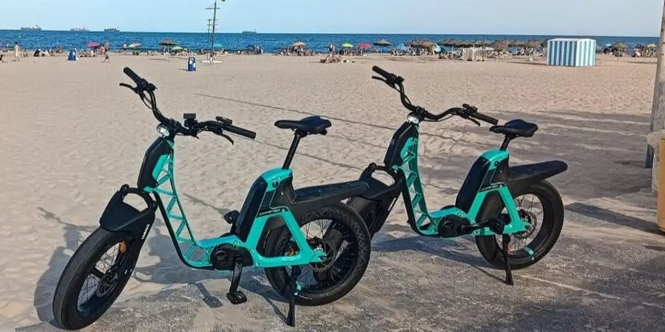 Leihen Sie ein Fahrrad und erkunden Sie die Straßen Valencias, Spanien.