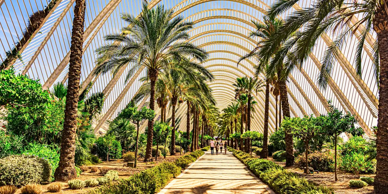 Ansicht des Umbracle in der Stadt der Künste und der Wissenschaften in Valencia, Spanien, mit einzigartiger Architektur und atemberaubender Umgebung – Beste Aktivitäten in Valencia mit Valencia Pass.