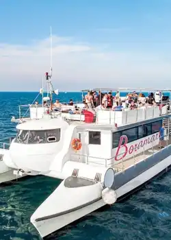 Entspannende Sightseeing-Bootsfahrt mit Ausblicken auf die Denkmäler von Valencia, Spanien.