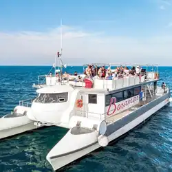 Entspannende Sightseeing-Bootsfahrt mit Ausblicken auf die Denkmäler von Valencia, Spanien.