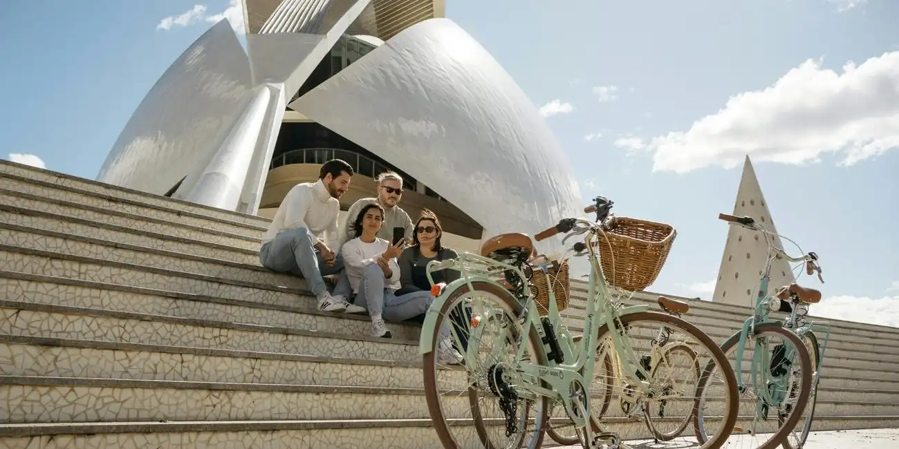 Nehmen Sie an einer geführten Fahrradtour durch Valencias berühmte Sehenswürdigkeiten teil, Spanien.