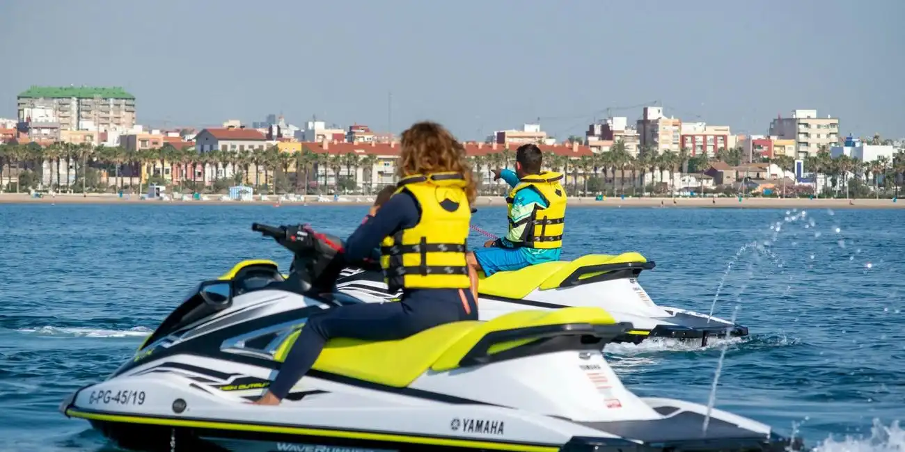 Erkunden Sie Valencias Wasserwege mit einem privaten Boot, Spanien.